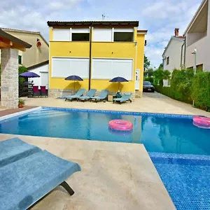 Pensjonat House Anna For Max 13 Persons In Porec, Pet Friendly, Poreč